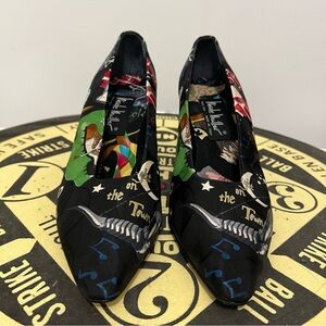 Vintage Nicole Miller Silk Pumps Heels On The Town Novelty Print Italy Sz 8.5 B